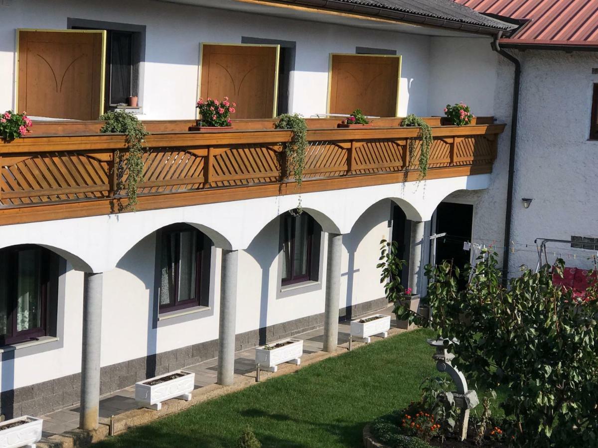Gaestehaus Und Weinbau Zur Wiederkehr Strudler Podersdorf am See Exterior foto